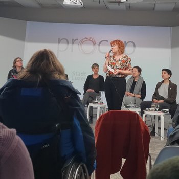 Nadja Stadelmann begrüsst zum Podium