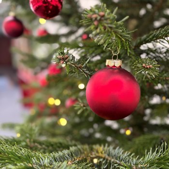 Weihnachtsbaum mit roten Kugeln