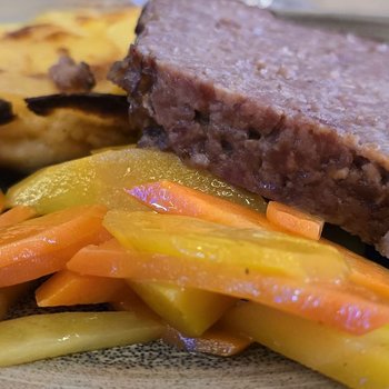 Rindshackbraten, Kartoffelgratin und glasierte Rüebli als Hauptgang