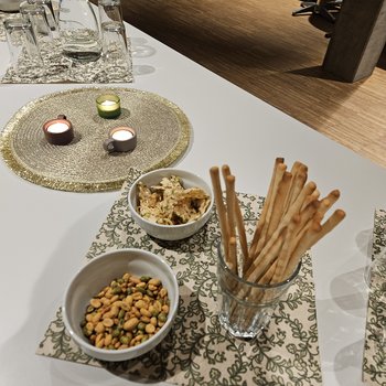 Erdnüsse und Grissini als Apero