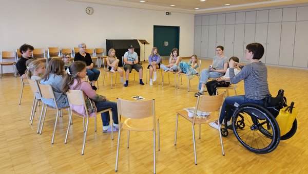 Rollstuhlfahrerin im Sensibilisierungsunterricht in einer Schulklasse