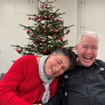 2 Gäste vor dem Weihnachtsbaum