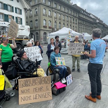 Procap Zentralschweiz auf dem Bundesplatz bei der Einreichung der Inklusions-Initiative
