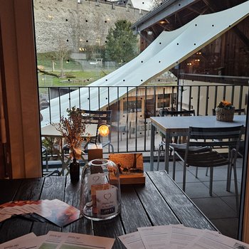 Infoblätter auf einem Tisch