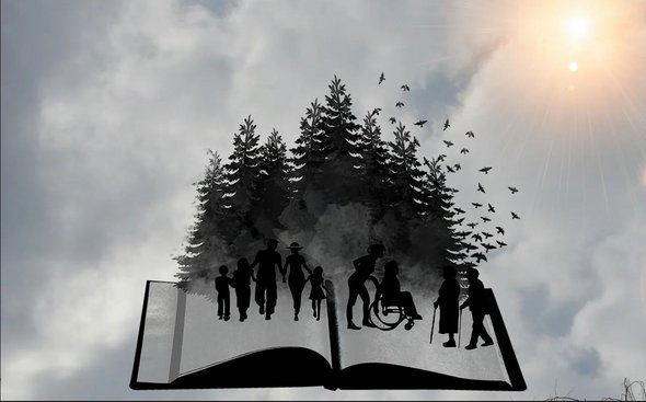 Foto zeigt ein offenes Buch mit Bäumen und Personen, welche dreidimensional auf dem Buch dargestellt sind