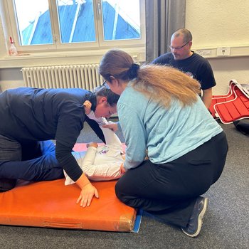 Teenie liegt am Boden und testet wie sie sich wehren kann