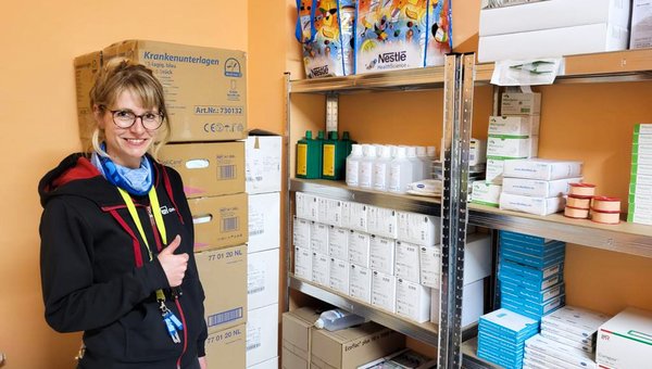 Sara Muff zeigt das gesammelte Material