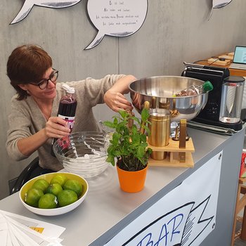 Wählen Sie einen Cocktail an unserer Bar