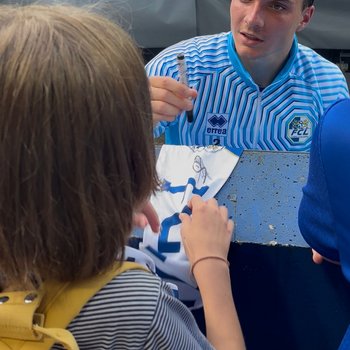 FCL Spieler gibt eine Unterschrift
