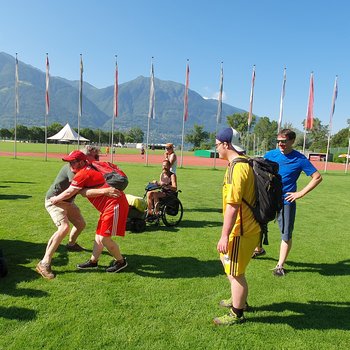 zusammen auf der Wiese schwingen