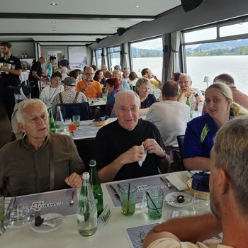 Menschen beim Mittagessen auf dem Schiff