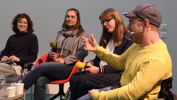Podiumsteilnehmende am Elternforum