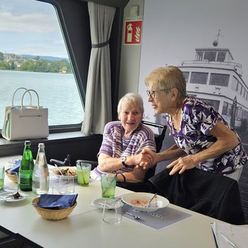 zwei Personen begrüssen sich auf dem Schiff