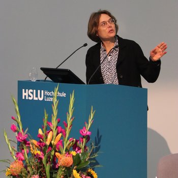 Dozentin Judith Adler stellt Ergebnisse einer HSLU-Studie vor