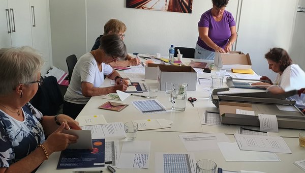Freiwillige am Arbeiten in der Geburtstagskarten-Werkstatt