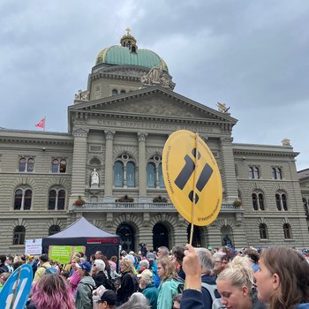 Menschen auf dem Bundespatz bei der Einreichung der Inklusions-Initiative