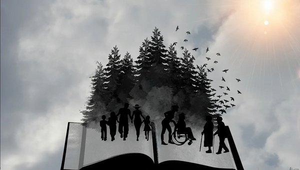 Foto mit einem offenen Buch, auf welchem Menschen symbolisch abgebildet sind