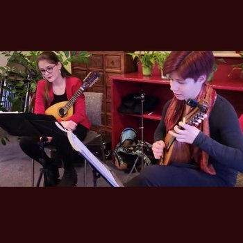 Michelle und Carmen aus Baar spielen auf der Mandoline das schöne Stück S Vreneli ab em Guggisbärg