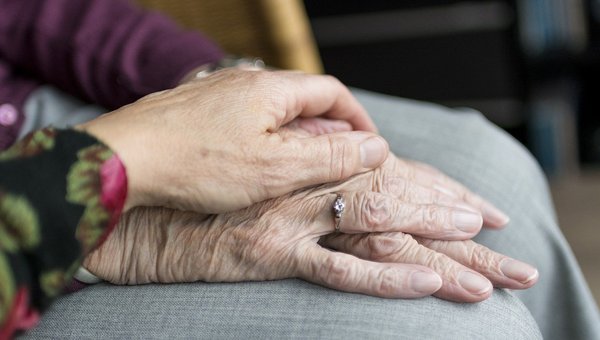 Zwei Hände, welche übereinander liegen