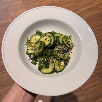 Ein Teller mit Gurkensalat
