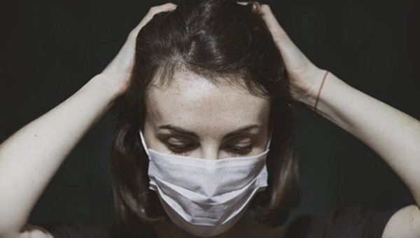 Frau mit Hygienemaske