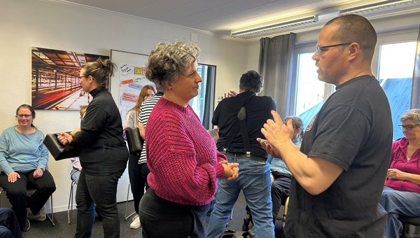 Mehrere Menschen beim Üben der Techniken