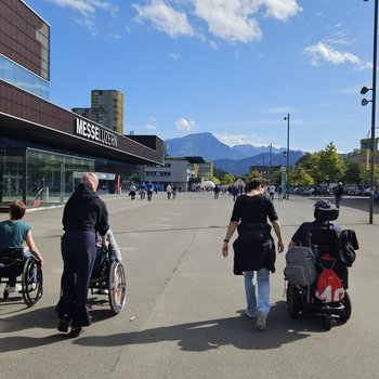 Rollstuhlfahrende auf dem Weg in die Swissporarena