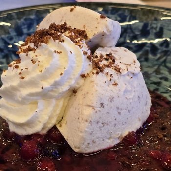 Hausgemachtes Parfait mit Beeren als Dessert