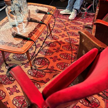 Mobiliar für das Podium und Mikrophone