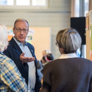 Gespräch mit drei Personen