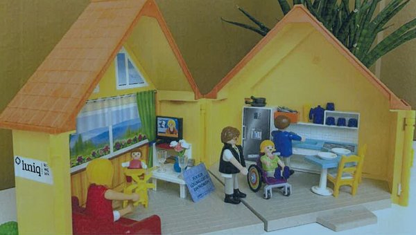 Ein Haus mit Playmobilfiguren, welche zeigen, wie man selbständig wohnen kann