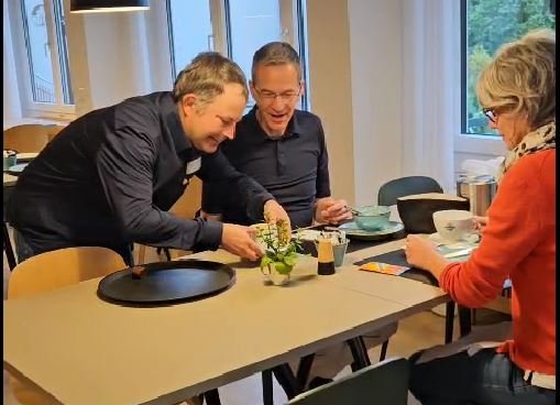 Brücke zwischen zwei Arbeitswelten