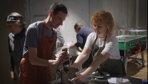 Erwachsene beim Kochen bei der Tavolata