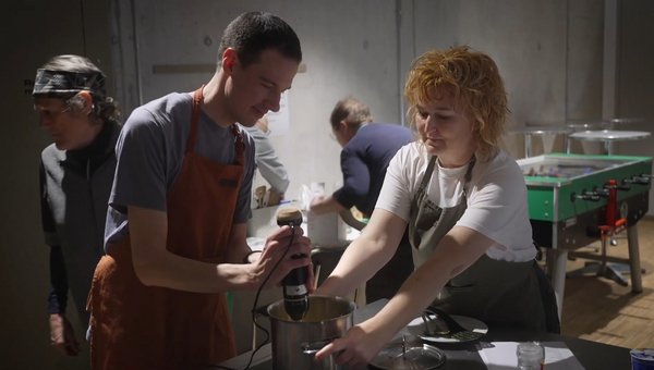 Erwachsene beim Kochen bei der Tavolata