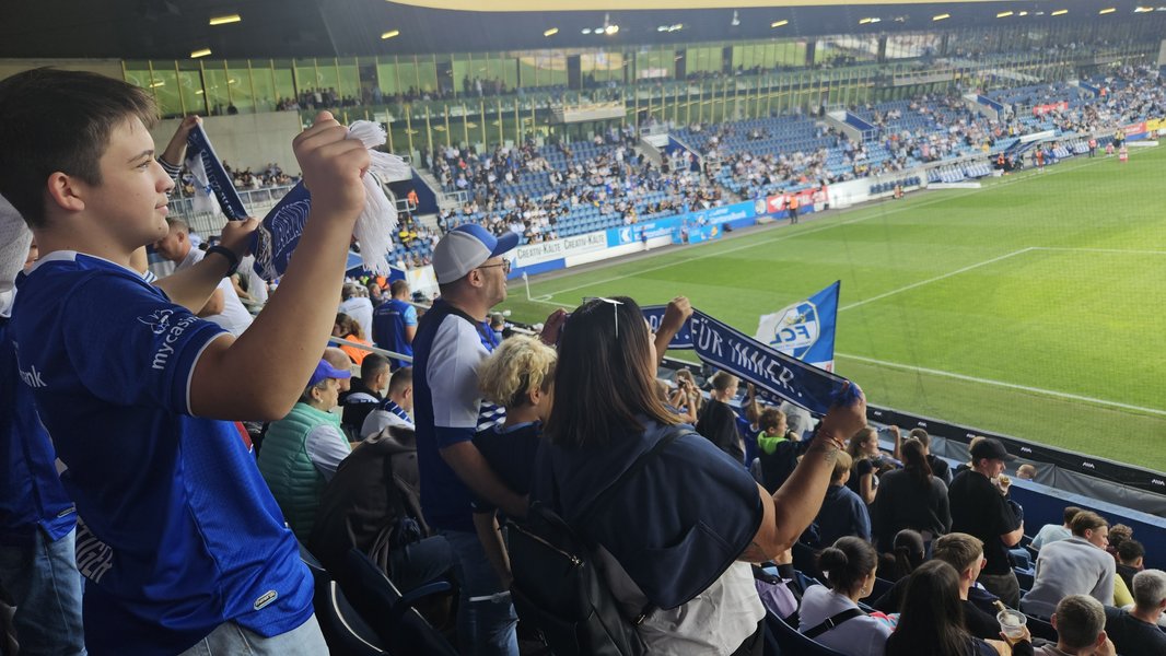 Zusammen an ein Fussballspiel