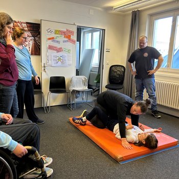 Teenie liegt am Boden und testet wie sie sich wehren kann