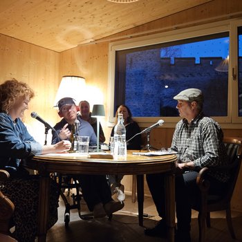 3 Personen an einem Tisch