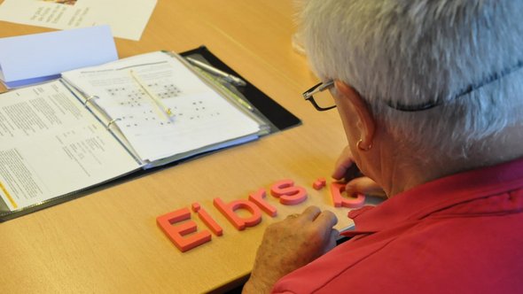 Eine Person, welche Gedächtnisaufgaben löst