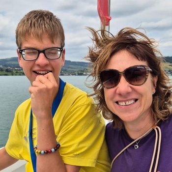zwei Personen auf dem Schiffsdeck