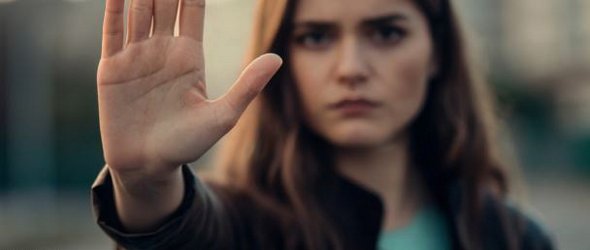 Frau symbolisiert mit der erhobener Hand Stop