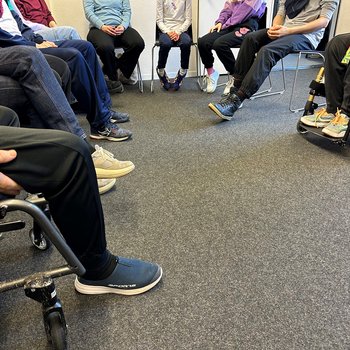 Beine und Füsse der Teilnehmenden