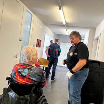 Übungen im Gang der Geschäftsstelle