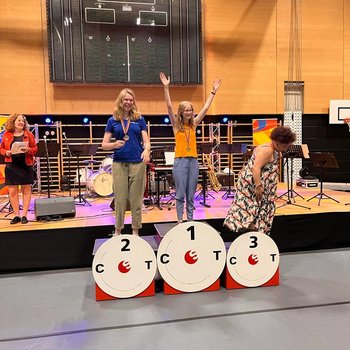 Cloé gewinnt in der Kategorie Schwimmen Freistil