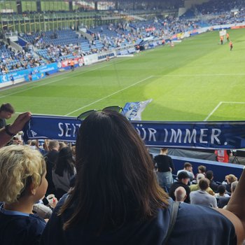 FCL Fans mit blau-weiss Schal