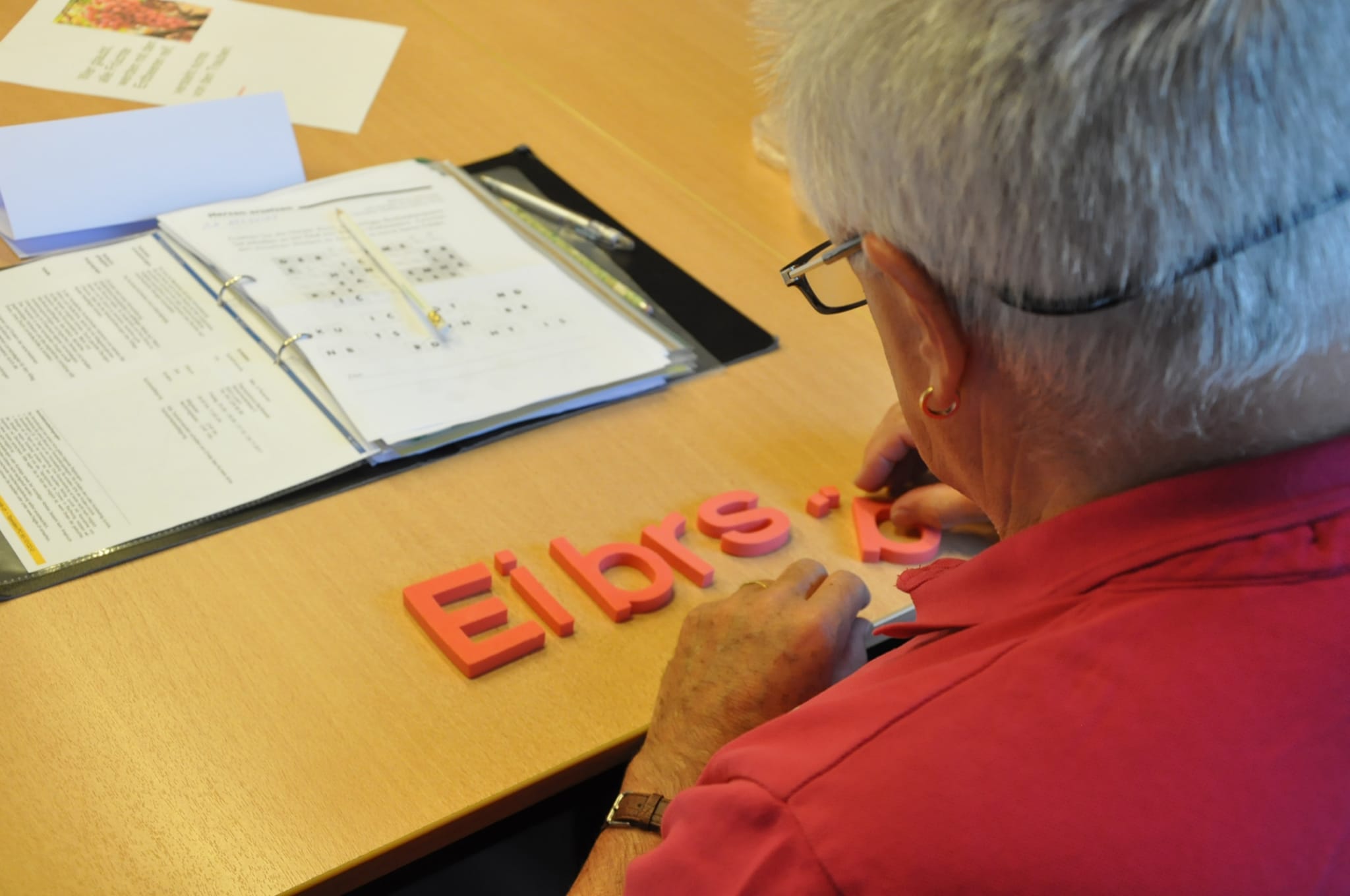 Eine Person, welche Gedächtnisaufgaben löst